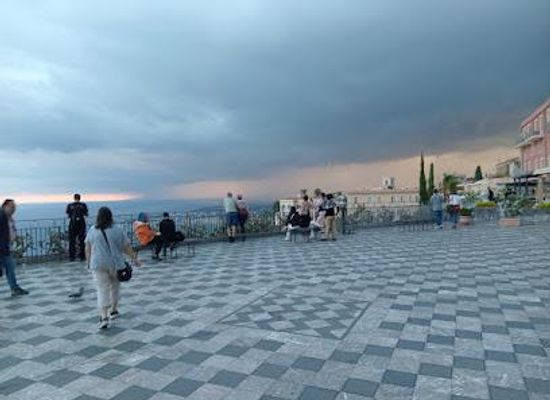 italy/taormina/attraction/piazza-ix-aprile