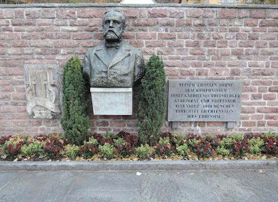 liechtenstein/vaduz-region/attraction/josef-gabriel-von-rheinberger-statue
