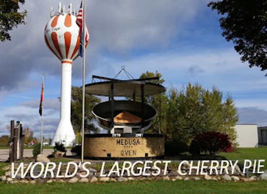 michigan/charlevoix/attraction/world-s-largest-cherry-pie-tin