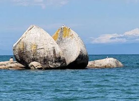 new-zealand/nelson/attraction/split-apple-rock