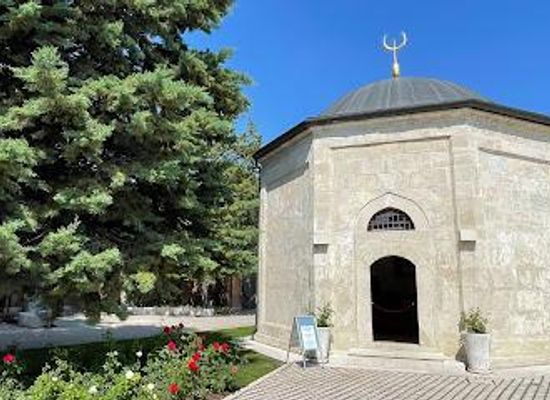 hungary/budapest/attraction/gul-baba-s-tomb-and-rosegarden
