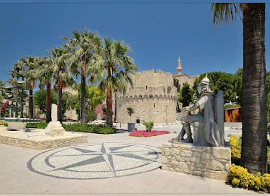 turkiye/cesme/attraction/kirim-hani-i-kaplan-giray-han-heykeli