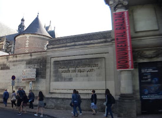 france/tours/attraction/fritz-l-elephant-empaille