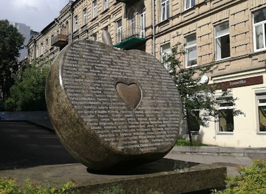 lithuania/vilnius/naujamiestis/attraction/apple-sculpture