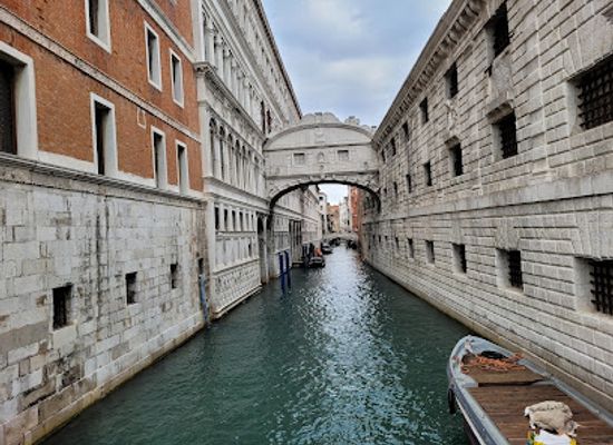 italy/venice-lido/attraction/bridge-of-sighs