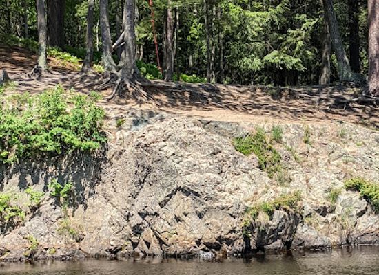 michigan/marquette/attraction/rope-swing