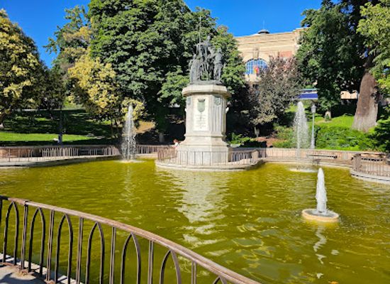spain/castile-la-mancha/attraction/estanque-del-monumento-a-isabel-la-catolica