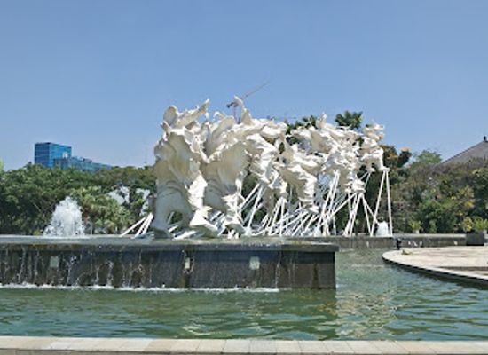 indonesia/surabaya/attraction/taman-menggapai-cakrawala-sculpture