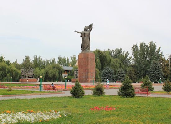 kyrgyzstan/tokmok/attraction/fighters-of-the-revolution-monument