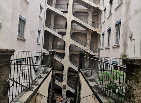 france/lyon/attraction/traboule-et-cour-des-voraces