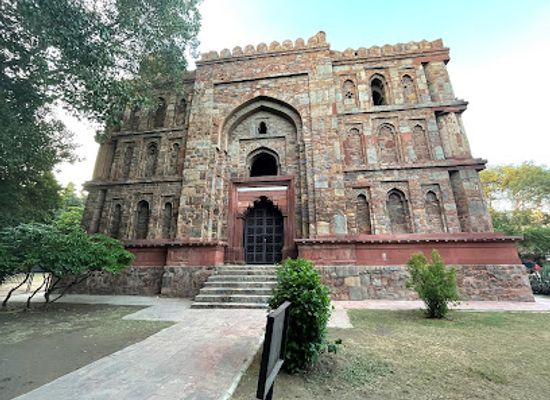 india/delhi/south-extension/attraction/bade-khan-ka-gumbad