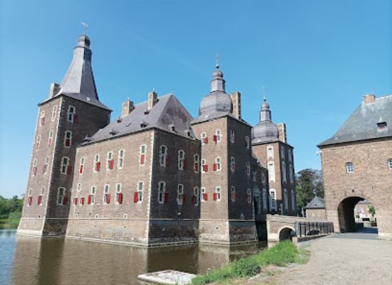 netherlands/limburg-province/attraction/hoensbroek-castle