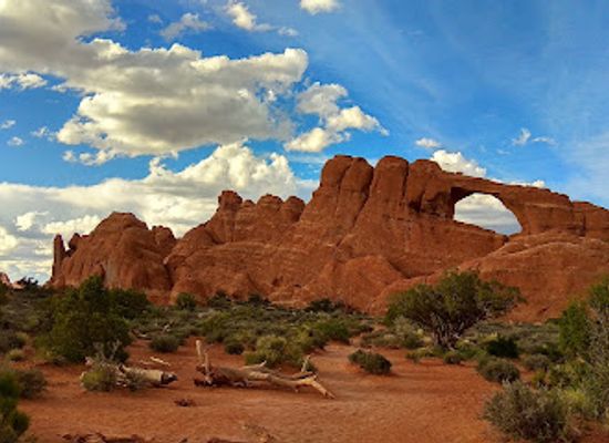 utah/arches-national-park/attraction/skyline-arch-trailhead