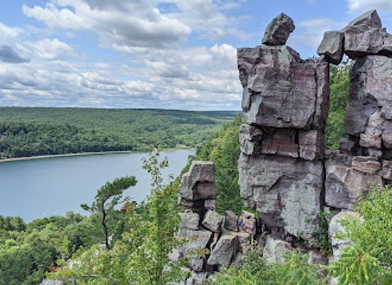 wisconsin/baraboo-range/attraction/devil-s-doorway-rock-formation