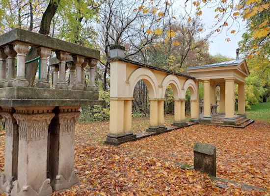 hungary/vac/attraction/millenniumi-emlekkut