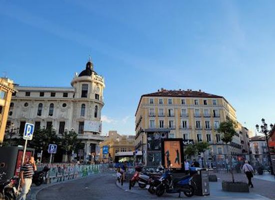 spain/madrid/landmark/plaza-de-jacinto-benavente