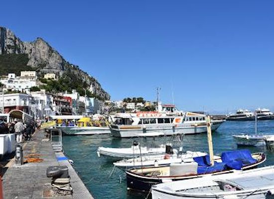 italy/amalfi-coast/attraction/porto-turistico-di-capri