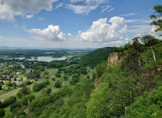 iowa/driftless-area/attraction/grandad-bluff-park