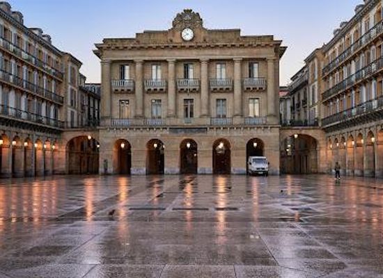 spain/san-sebastian/attraction/plaza-de-la-constitucion