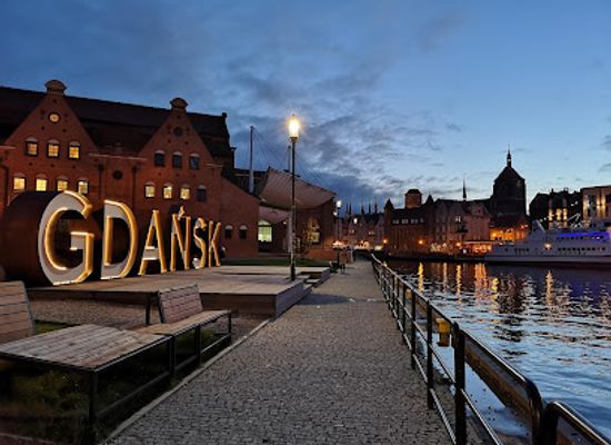 poland/pomerania/attraction/gdansk-neon-sign