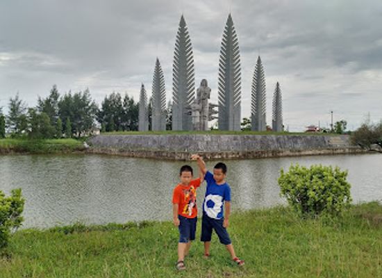 vietnam/southeast/attraction/history-museum-hien-luong-bridge