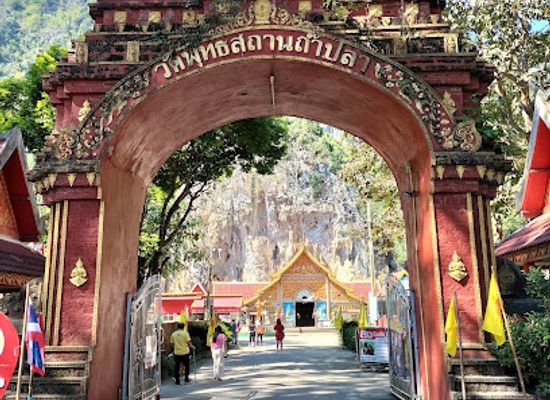 thailand/golden-triangle/attraction/wat-tham-pla-fish-cave-temple