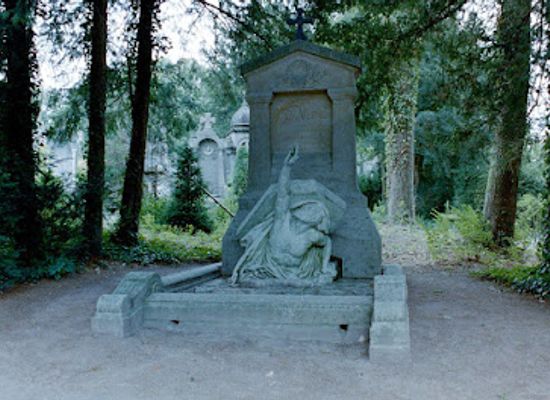 france/amiens/attraction/tombe-de-jules-verne