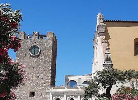 italy/taormina/attraction/torre-dell-orologio-e-porta-di-mezzo