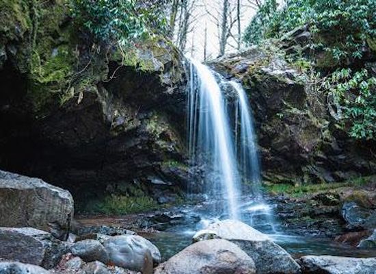 tennessee/great-smoky-mountains/attraction/grotto-falls-parking