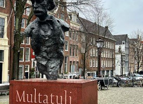 netherlands/amsterdam/attraction/multatuli-statue