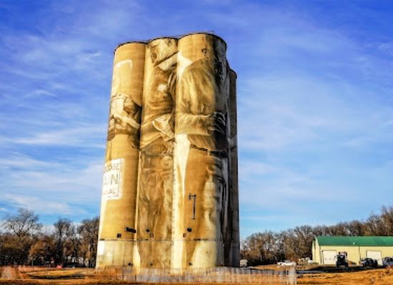 iowa/fort-dodge/attraction/guido-van-helten-silo-mural