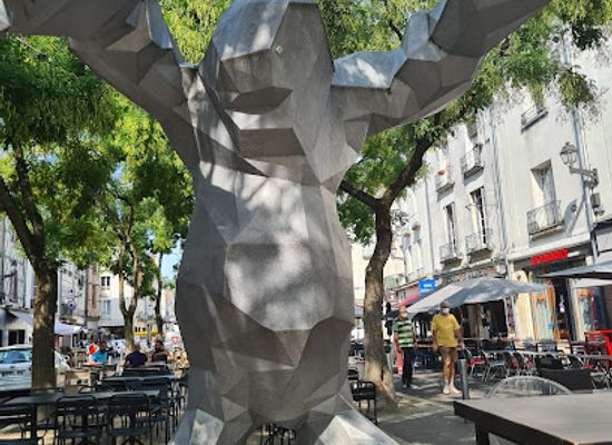 france/tours/attraction/le-monstre-xavier-veilhan