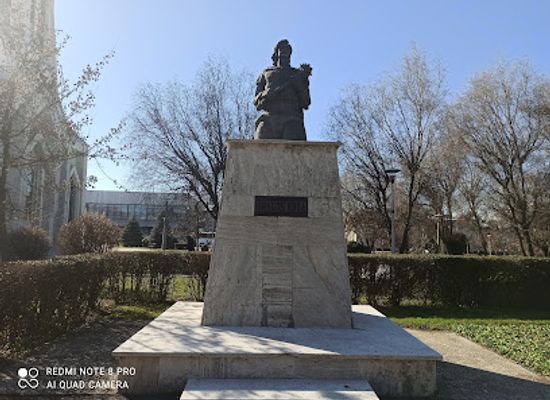 romania/baia-mare/attraction/statuia-lui-dragos-voda