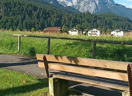 germany/zugspitze/attraction/sitzbank-am-laingraben-aussicht-auf-zugspitze