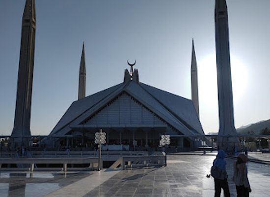pakistan/islamabad/attraction/swimming-pool-in-faisal-mosque