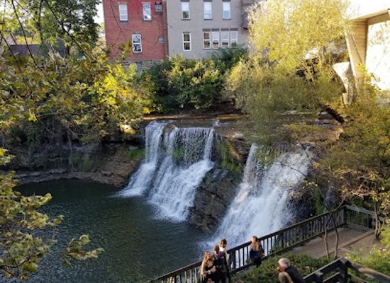 ohio/punderson-state-park/attraction/chagrin-falls-triangle-park-commercial-historic-district