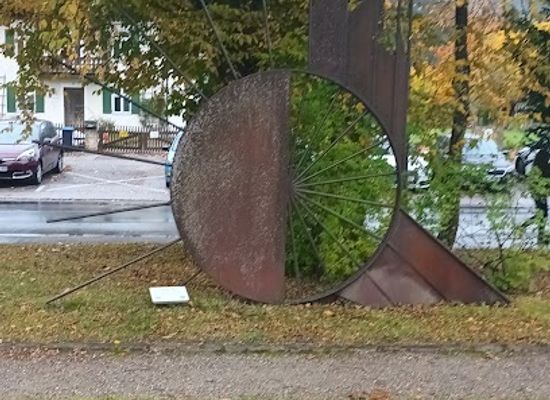 germany/oberammergau/attraction/polaritat-cor-ten-stahl-skulptur