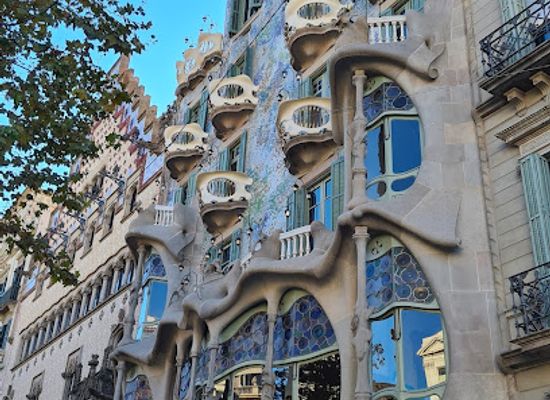 spain/barcelona/gracia/attraction/illa-de-la-discordia