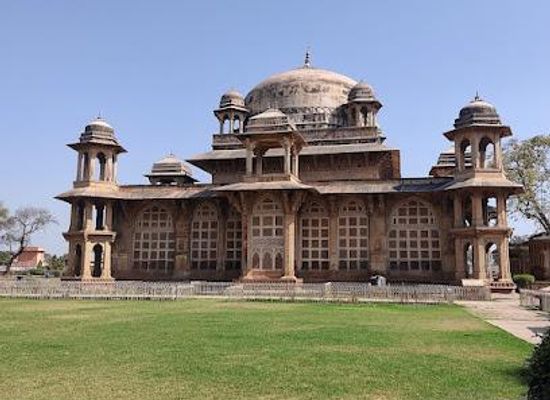 india/gwalior/attraction/tomb-of-tansen
