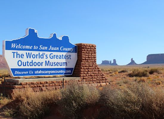arizona/monument-valley/attraction/welcome-to-utah-sign