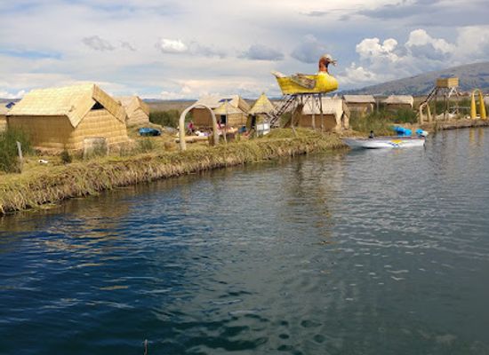 bolivia/lake-titicaca-basin/attraction/complejo-turistico-flotante-uros-titicaca-kurmi-lago-titicaca-peru