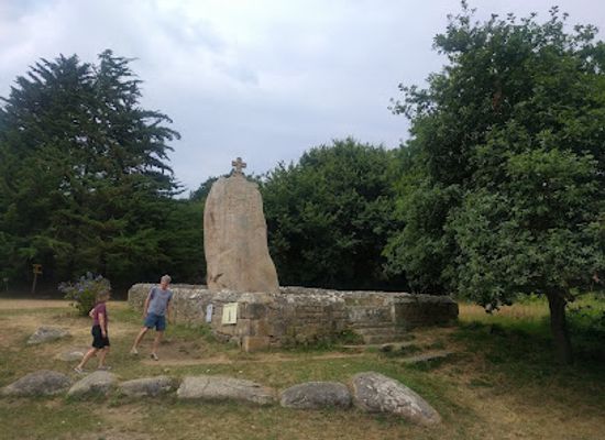 france/côte-de-granit-rose/attraction/le-menhir-de-saint-uzec