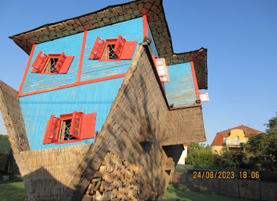 hungary/hajdusag/attraction/forditott-haz