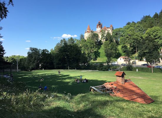 romania/bran-moieciu/attraction/park-view-bran-castle