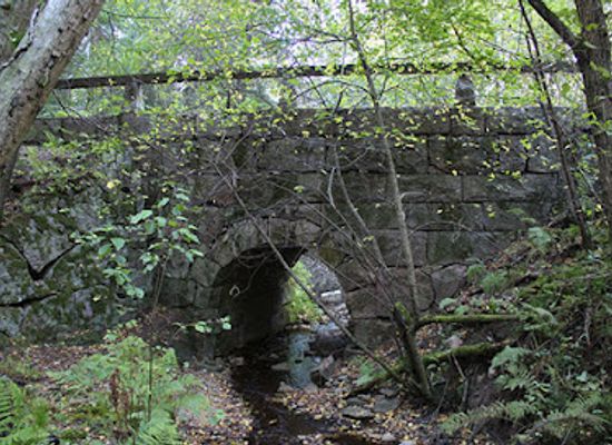 finland/nuuksio-national-park/attraction/gumbole-stone-arch-bridge