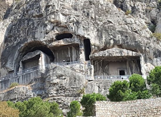 turkiye/pontus/attraction/pontic-kings-rock-tombs