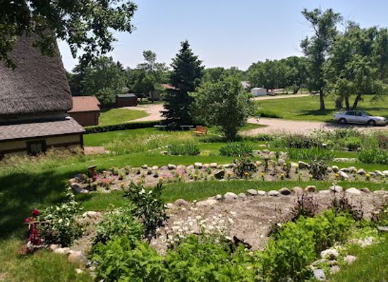 south-dakota/james-river-valley/attraction/shakespeare-garden-anne-hathaway-cottage