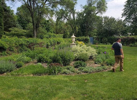 illinois/corn-belt/attraction/weber-house-garden