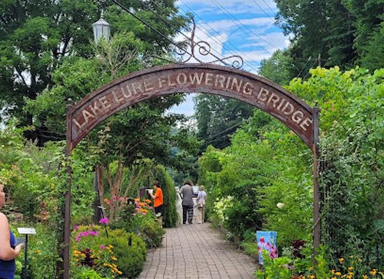 south-carolina/caesars-head-state-park/attraction/lake-lure-flowering-bridge