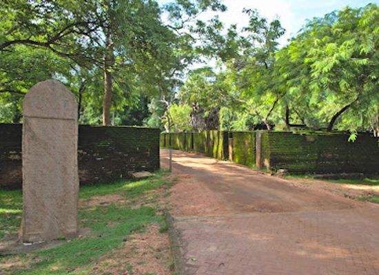 sri-lanka/polonnaruwa/attraction/polonnaruwa-uturu-doratuwe-asala-puwaru-lipiya